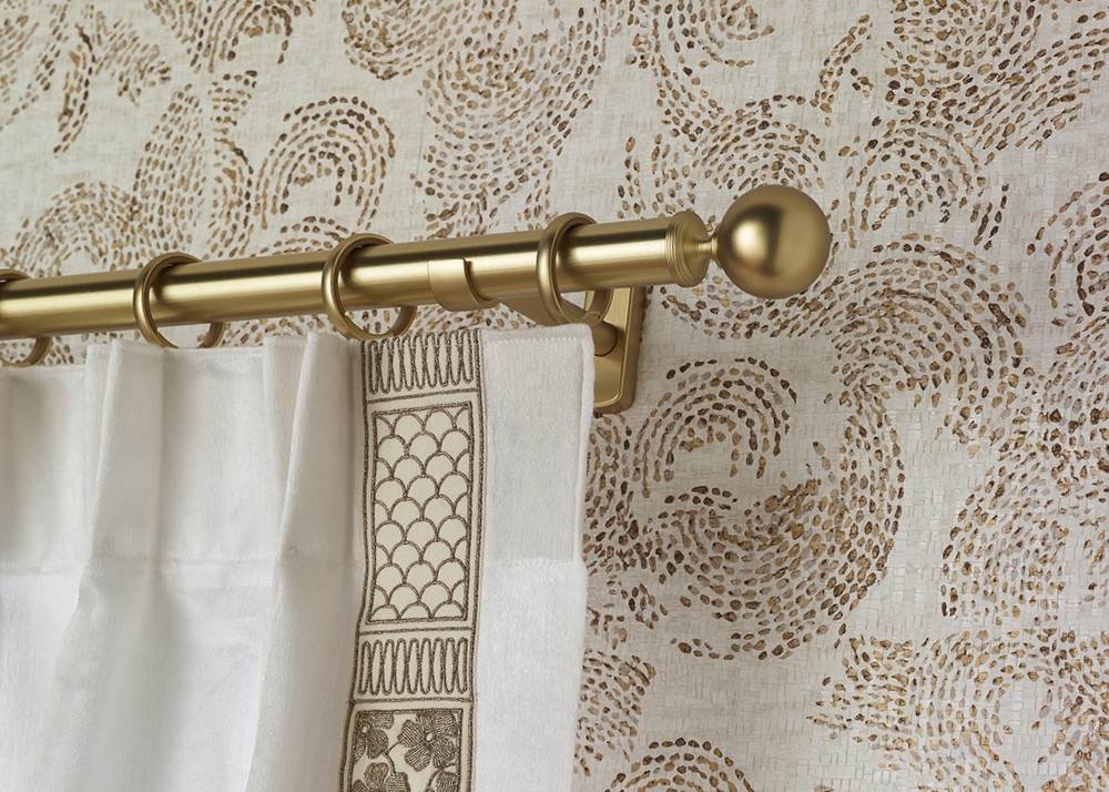 Tapet texturat bej natural – living contemporan cu rafturi decorative și lampă Regal Decor