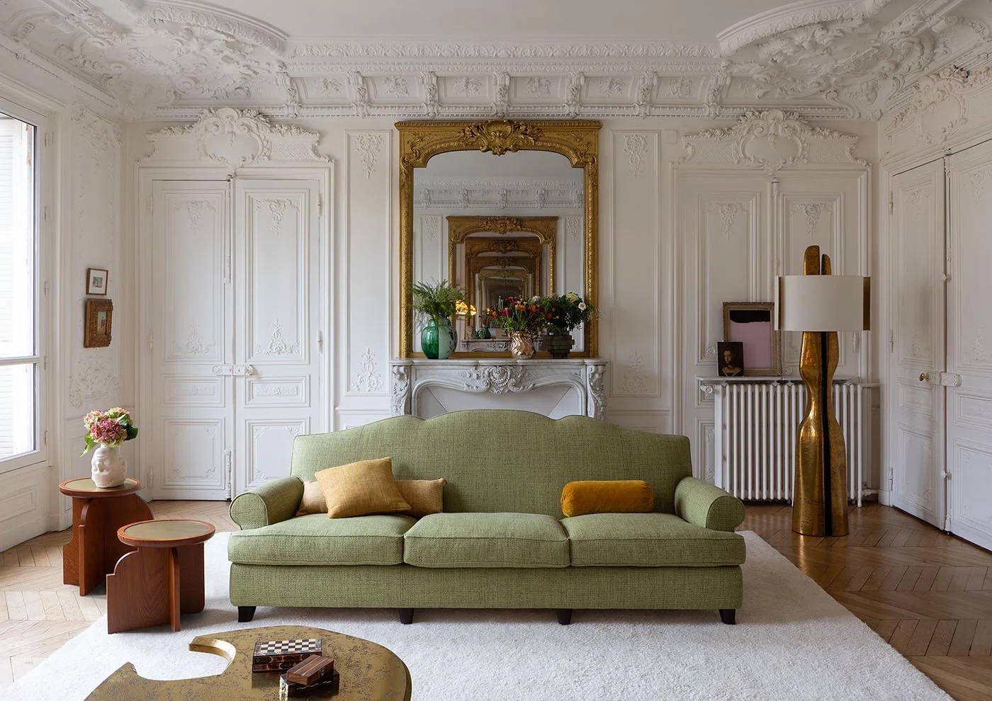 Tapet decorativ cu grădini clasice – hol elegant cu consolă sculptată Regal Decor